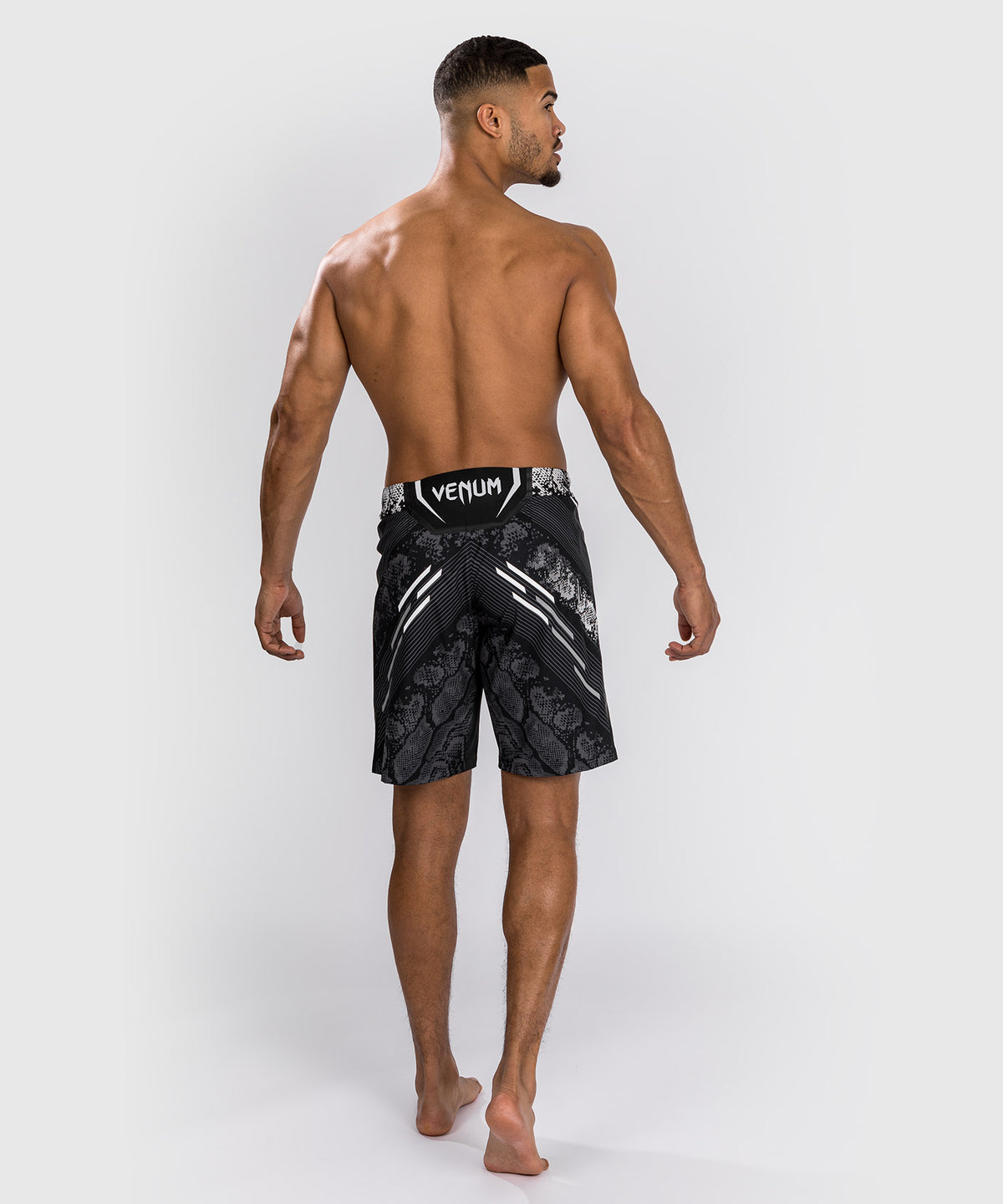 UFC Adrenaline by Venum Authentic Fight Night Herren Lang geschnittene Kampfshorts - Schwarz