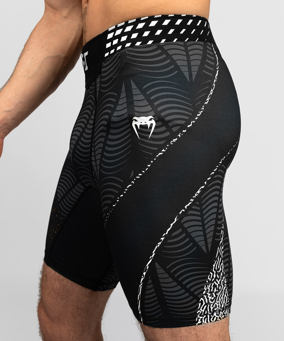 UFC Zenith by Venum Authentic Fight Night Short Vale Tudo Hombre - Negro