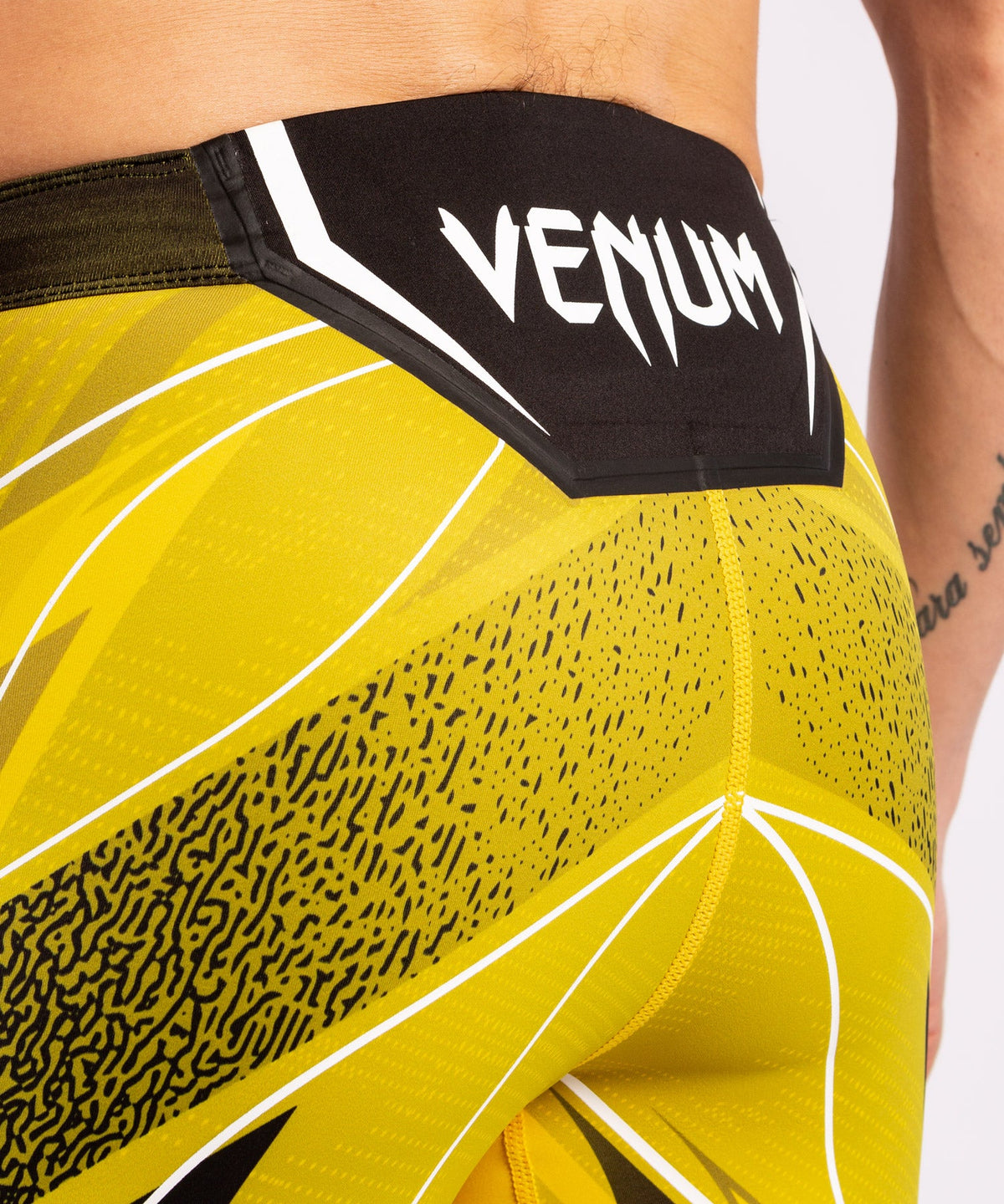 UFC Herren Kompressionsshorts Venum Authentic Fight Night - Long Cut - Gelb