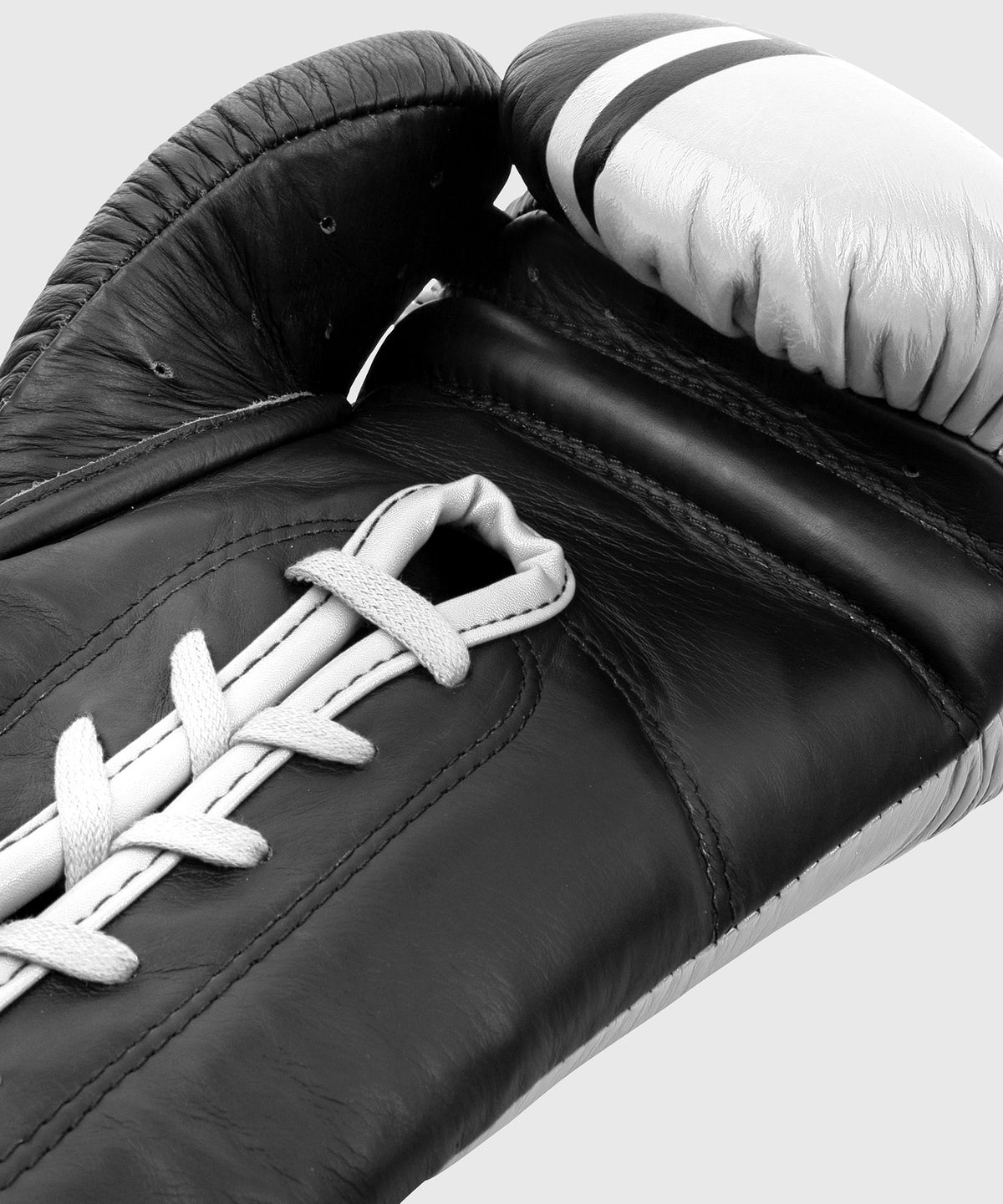 Gants de boxe Venum Shield Pro avec lacets - Noir/Blanc