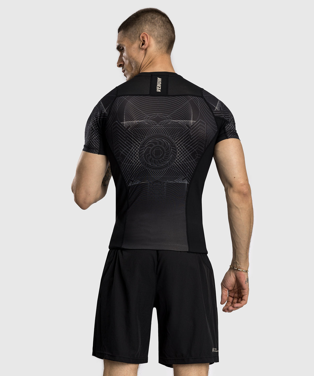 Rashguard à Manches Courtes Venum G-Fit Air pour Hommes - Noir Intense/Sable Désert